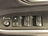 パワーウィンドは今や当たり前の機能ですが、無いと困る機能です。運転席からの操作で、全席の窓を振るオープンにしたり、フルクローズが可能です。