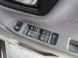 運転席の窓のスイッチです。運転席の窓はAUTOで開け閉めでき、ドアミラーの調整スイッチもあります。