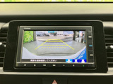 後方の映像とガイド線をモニターで確認でき、駐車時の位置合わせをサポートします。車庫入れや狭い場所での後退時にも、周囲の状況を確かめながら操作できる便利な装備です。安全確認をしながらお使いいただけます。