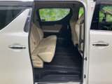2列目にはゆとりを感じるシートが並び、乗員それぞれが落ち着いて過ごせる空間です。明るい内装色と大きな窓が開放感を演出し、乗り降りしやすいスライドドアからのアクセスも便利です。