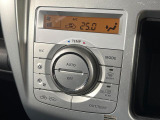【オートエアコン】一度お好みの温度に設定すれば、車内の温度を検知し風量や温度を自動で調整。暑い&hellip;寒い&hellip;と何度もスイッチ操作をする必要はありません。快適な車内空間には必須の機能ですね♪