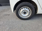 タイヤとスチールホイールです。タイヤの溝の形が見えるよう、近くで撮りました。