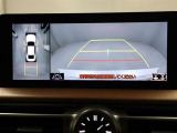 パノラミックビューモニターを装備。駐車場や交差点でクルマを真上から見るように周囲を確認できます。機能の詳細は販売店スタッフまでおたずねください。