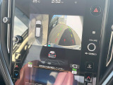 【マルチテレインモニター】車のフロントやサイドのカメラ画像を同時にモニター表示することで、悪路や狭い道を走行時でも周囲の状況確認ができ安心!本格SUVにうれしい装備です♪