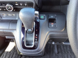 【eコンスイッチ】低燃費運転をサポートするECONモード。スイッチをONすると、エンジンやトランスミッション、A/Cなどを協調制御し、燃費の向上に貢献。エコドライブの効果を高めます。