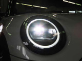 LEDオートヘッドライトを搭載しております。前方を非常に明るく照らす事ができ夜間走行時に重宝します。