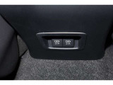 USBポート付きですので携帯等の充電もできます。