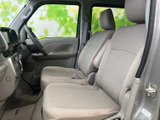 運転席と助手席のシートは、身体を受け止める形状で落ち着いて座れます。窓が大きく室内も明るいため、前席で過ごす時間を快適に感じられます。