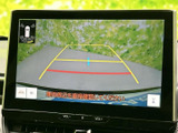 後方の映像にガイドラインが表示され、駐車時に車両周辺や進む方向を確認しやすい装備です。画面の案内を目安にできるため、後退時の安全確認をサポートします。