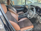 運転席と助手席を右側から写しました。茶色と黒の2色のシートで、車内が落ち着いた雰囲気です。