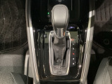 「e:HEV」は、モーター走行を中心にしながら電気エネルギーやエンジン動力を効率よく使い分けることができる賢いハイブリッドシステムです。サイドブレーキはスイッチ操作の電子制御パーキングブレーキです