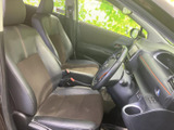 前席は身体を預けやすい形状で、運転席と助手席それぞれにゆったり座れる空間が広がります。前方や左右の窓から周囲を確認しやすく、毎日の移動も落ち着いて過ごせます。