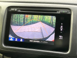 【バックカメラ】駐車時に後方がリアルタイム映像で確認できます。大型商業施設や立体駐車場での駐車時や、夜間のバック時に大活躍!運転スキルに関わらず、今や必須となった装備のひとつです