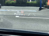 カラーヘッドアップディスプレイ付き。少ない視線移動で情報を確認できるので、運転の疲労軽減に繋がりますよ♪