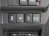 ホンダセンシングが装備されています。アダプティブレーダークルーズやレーンキープアシスト、車線逸脱防止機能なども備えていて、ロングドライブも快適で安全にお楽しみいただけます。