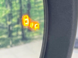 【ブラインドスポットモニター】走行中、ドアミラーの死角になりやすい箇所に後続車が接近するとサイドミラー付近に警告を表示、ドライバーに注意喚起をしてくれます。