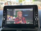 テレビ番組を画面に表示できる装備です。停車中に映像やテレビを視聴でき、休憩時間などの過ごし方に選択肢が広がります。画面上で番組を楽しめる、日常にうれしい機能を備えています。