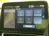 AM・FMやディスク、USB、Bluetoothなどの音源が一覧で表示され、選択肢を確認しやすい画面です。使いたい音源を見つけやすく、乗車中の操作にも便利にお使いいただけます。