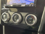 【オートエアコン】一度お好みの温度に設定すれば、車内の温度を検知し風量や温度を自動で調整。暑い&hellip;寒い&hellip;と何度もスイッチ操作をする必要はありません。快適な車内空間には必須の機能ですね♪