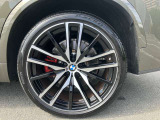 【BMWアロイホイール】軽量かつ強度に拘ったアロイホイール。走行性能ポテンシャルを引き出す設計。タイヤのサイドウォールが強化されたランフラットタイヤは、パンク時にタイヤがつぶれてもリムから外れません。