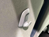 運転席&助手席の背面についたユーティリティフックには荷物がサッと掛けられます。