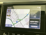 地図とテレビの画面を確認でき、移動中のルート確認や休憩時の視聴に活用できます。画面上に情報がまとまり、表示内容を見ながら目的地への移動をサポートします。