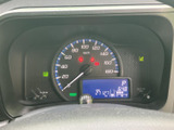速度計と液晶表示をひと目で確認できる配置で、必要な情報を運転席から把握しやすい設計です。表示がまとまり、乗車時や出発前の確認もスムーズに行えます。