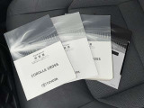 メンテナンスノート、取扱説明書です。 その車の整備記録が事細やかに記録されています。 車が生まれてから今までどのような道を歩んできたのか判るとても重要な物ですよ。