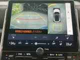 後方の映像に加えて車両周辺の表示や目安線も確認でき、駐車時の位置合わせをサポート。バック時に周囲の状況を把握しやすく、毎日の駐車に便利です。