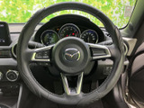 手元にスイッチを配置したステアリングで、運転姿勢を保ちながら各種操作が行えます。視線移動を抑えやすく、毎日の運転を快適にサポートします。