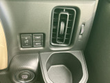 運転席まわりにドリンクホルダーと送風口が備わり、飲み物を手元に置きながら過ごせます。バックモニターの表示画面は確認できませんが、日常に便利な収納を確保しています。