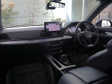 内装はシンプルに使い勝手を考え作られています。お車を運転する感覚をダイレクトに体感して頂けます。室内も広くロングドライブにも快適にお過ごしいただけます。