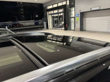 メルセデス・ベンツあざみ野店は、屋内展示場がございますので、雨の日もゆっくりと実車をご覧いただけます。駅から徒歩3分の立地です。