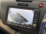 リバース連動のリアカメラを標準装備、ステアリング感応型ガイドラインが車庫入れを支援してくれます