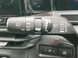 ワイパー関連の表示がレバーにまとめられ、運転席から手元で設定を確認しやすい構成です。雨天時など視界の変化に応じて扱いやすく、日々の運転をサポートする装備です。