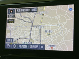 道路や周辺施設が画面上に表示され、現在地周辺の位置関係を確認しやすい地図画面です。目的地の設定や地点登録、表示変更の項目もあり、移動前の確認に役立ちます。