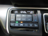 オートエアコンは左右席で独立温度コントロールが可能です。運転席はキンキンに冷やして助手席はマイルドにと言った設定が可能です☆暑さ寒さでケンカすることもなくなりますね♪