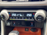 【シートヒーター&ベンチレーション】夏場は涼しい風でお尻や背中の熱やムレを防ぎ、冬はエアコンよりも早く温まってポカポカに!季節を問わず快適に過ごせます。