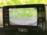 後方の映像に加え、画面には距離の目安となるガイド線も表示されます。駐車場で後ろの様子を確認しながら車庫入れを行えるため、見えにくい後方の確認を助けてくれる装備です。