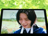 画面いっぱいに映像を表示でき、停車中にテレビ番組や映像を楽しみたいときに活躍します。後席での待ち時間や休憩中にも車内で過ごす時間を充実させてくれる、うれしい装備です。