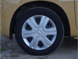 【ホイールキャップ】車に良く似合う純正ホイールキャップが装備されています。ノーマルタイヤ、スタッドレスタイヤもスズキ自販島根にお任せください。