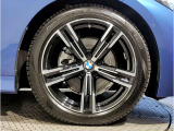 【BMWアロイホイル】軽量かつ強度に拘ったアロイホイル。走行性能ポテンシャルを引き出す設計。車の足元を引き締めてくれる大きなポイントはアロイホイルです。