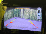 【バックカメラ】駐車時に後方がリアルタイム映像で確認できます。大型商業施設や立体駐車場での駐車時や、夜間のバック時に大活躍!運転スキルに関わらず、今や必須となった装備のひとつです!