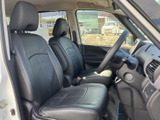 前席は運転席と助手席が並び、着座時にはフロントガラス越しに前方を見渡せます。シートは身体を支える形状で、日々の移動を落ち着いて過ごせる空間です。