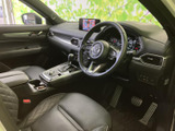運転席から前方を見渡しやすく、メーターや画面も視界に収まるレイアウトです。シートは落ち着いた色合いで、運転席と助手席ともにゆったり過ごせます。