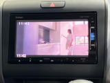 車内の画面でテレビ映像を視聴でき、停車中の待ち時間にも活用できます。見やすい位置に画面が配置されており、休憩中などに映像を楽しみたい方にうれしい装備です。