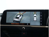 サイドクリアランスビュー表示中に、旋回時の運転操作に合わせて自動で車両を斜め後方から見たような映像を表示。