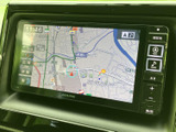 画面上に地図が表示され、現在地や周辺の道路を確認しやすいナビゲーションです。画面横にはナビやオーディオなどの操作項目が並び、目的に応じて選びやすくなっています。