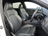 Audi車はどの車種も全てレザーハンドルです。そこにはAudiのこだわりがあり質感の高いレザーでしっかりと手に馴染み、高級感を演出します。