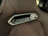 ドアハンドルまわりの仕上がりをご覧ください。乗り込むたびに触れる細部も、愛車への愛着につながるポイント。写真で気になる部分は、光岡自動車のスタッフが実車に沿ってご案内します。